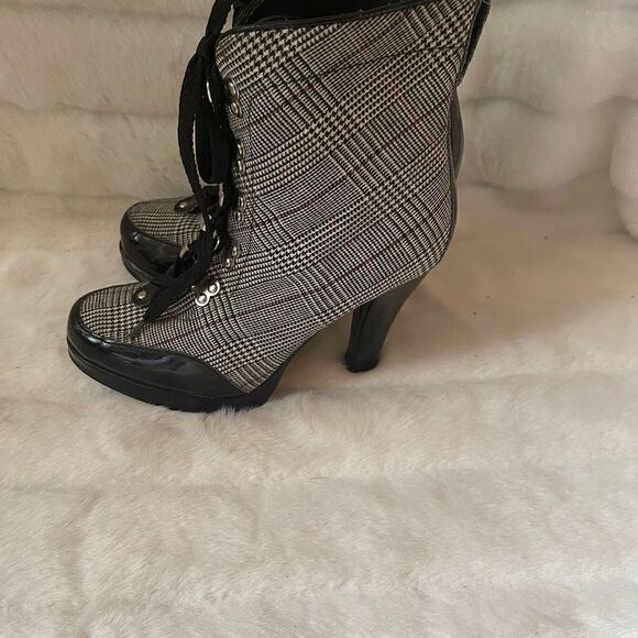 Michael Antonio Black,White &Red plaid fabric lace up boots, black trim SZ7.5 - Picture 12 of 12